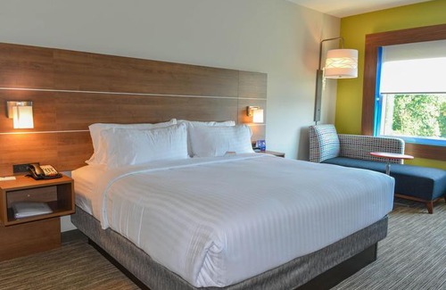 University Place Hotel | Holiday Inn Express & Suites Charlotte Ne - University Area