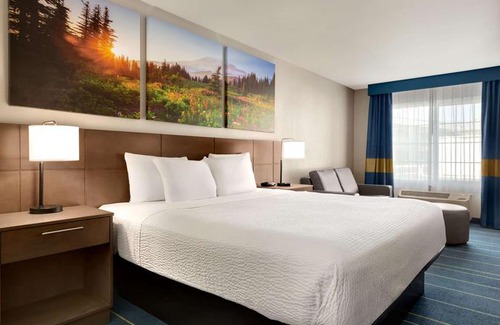 Anaheim Resort Hotel | Days Inn & Suites by Wyndham Anaheim At Disneyland Park