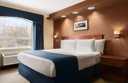 Brandon Hotel | Days Inn & Suites by Wyndham Brandon