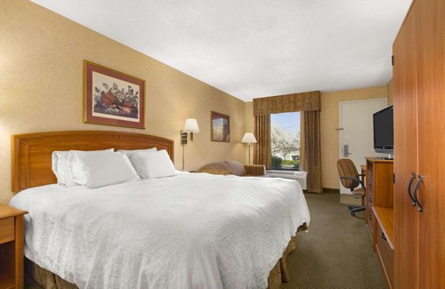 Greensboro Hotel | Howard Johnson by Wyndham Greensboro Near the Coliseum
