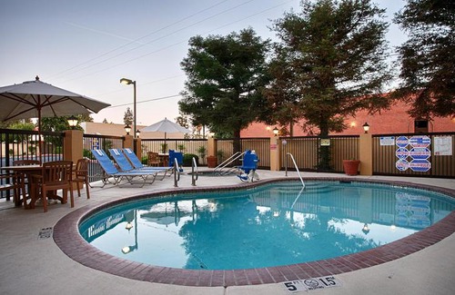 Raisin Hotel | Best Western PLUS Fresno Inn