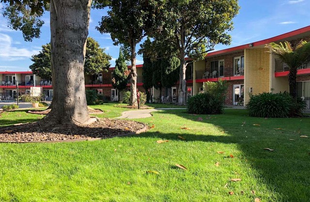 Econo Lodge Inn Suites Oakland Airport 