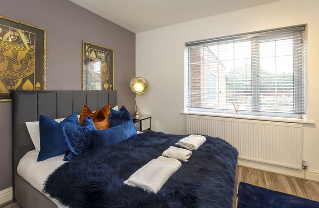 Waterfront Cottage - sleeps 10 guests in 5 bedrooms