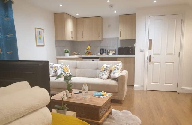 New - King bed flat near parks. 2fl