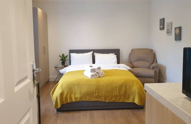 Well located king bed studio 35 minutes from the heart of London. 1071 gr fl