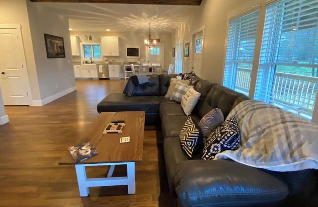 Close to trails & town but quiet and peaceful! Exceptionally clean 3br home