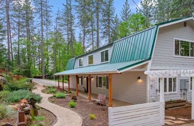 Spacious home in the Sierra foothills just minutes to downtown, hiking, skiing.