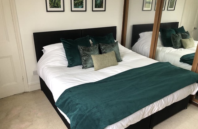 Spacious Victorian House w/Garden-5min to City Centre-FREE Parking-Sleeps 9