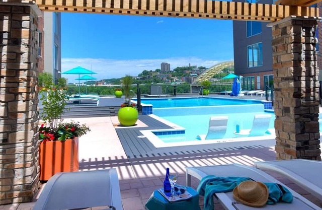 Luxury King Bed Suite! Resort Pool-Free Parking