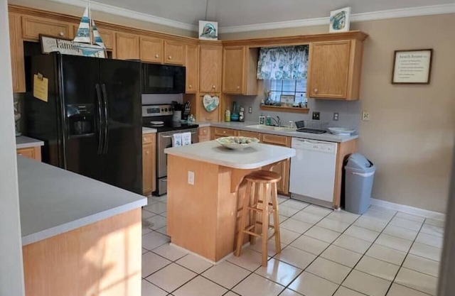 Beautiful, Cheerful (Beach house) with a pool and King size suite