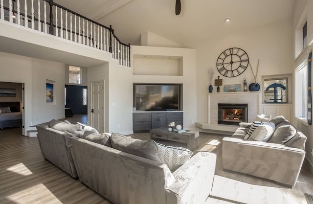 Waterfront home w/ private dock, pool & jacuzzi