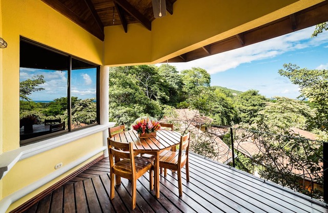 Charming 2 BR casita, close to the beach and fully equipped.