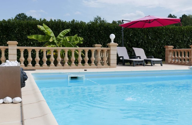 Charming house with private heated pool in the Périgord in the Dordogne.