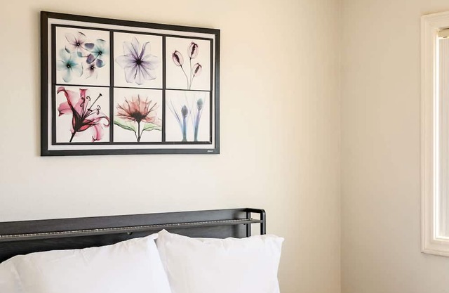 Near ONT Ontario Oasis Designer Home w Garden Park