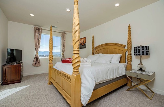 Luxurious Cozy Ontario Home Ideal Family Retreat