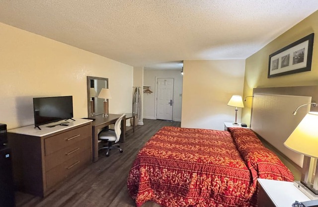 COUNTRY HOST INN