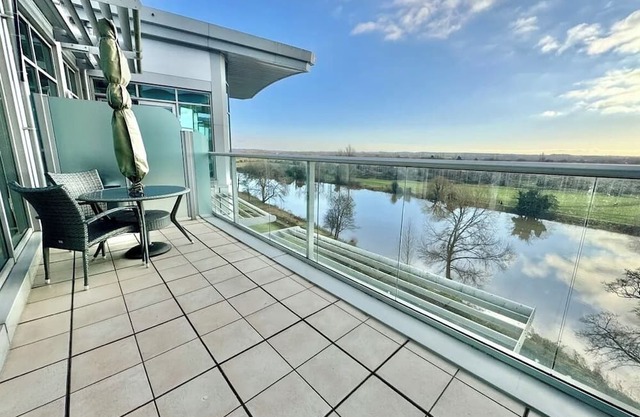 Charming 2-bedroom Penthouse in lovely Nottingham with WiFi, AC