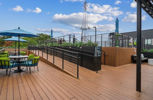 Unrivaled Apt, Sleeps 4 w Gym Access, Pool & Sceni