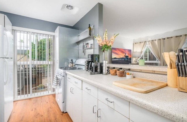 Santa Monica Beach Retreat - Off street parking and walkable to everything!