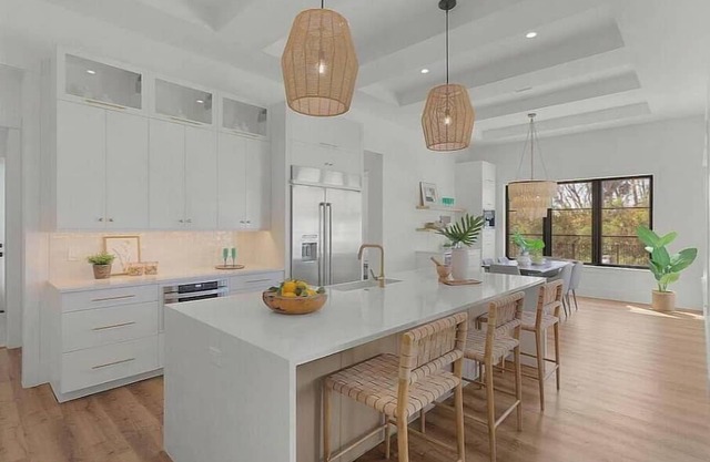 Spacious 5 bedroom house with hot tub and pool, minute walk to the beach.