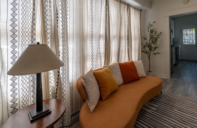 Bluff City Luxe-Cottage, Charming 2-Bedroom Cottage, Newly Renovated