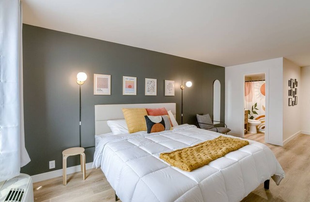 Room 101 - Fully renovated suite in terrific Lincoln with Wifi & King-Size Bed