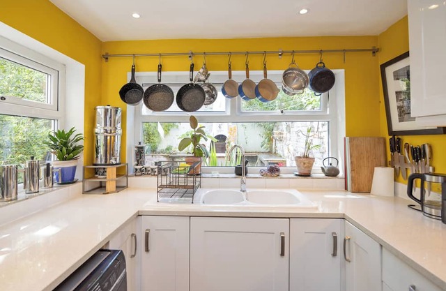 Unique quirky family house - 5 beds, 2 bathrooms, courtyard, Lounge - quiet area