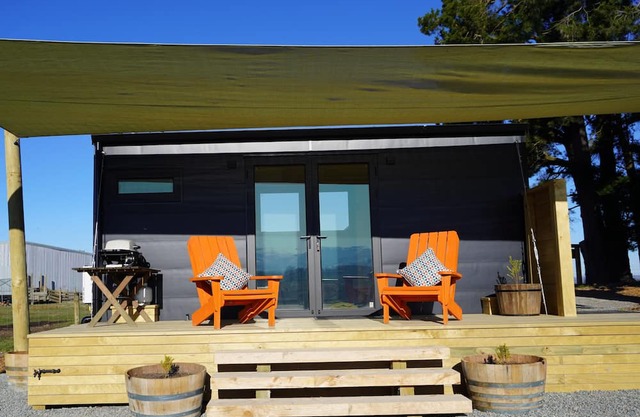 Luxury camping/tiny house experience, 5 minutes from Fairlie township
