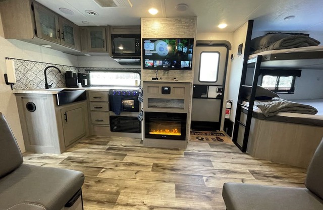 Come glamping in a Cozy 1-bedroom camper with double bunks and a sofa