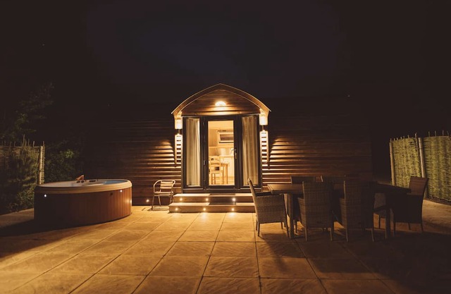 Cosy Rural Cabin With Hot Tub