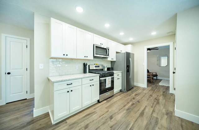 Conveniently located to Downtown Opelika, RTJ Golf Course, and Auburn University