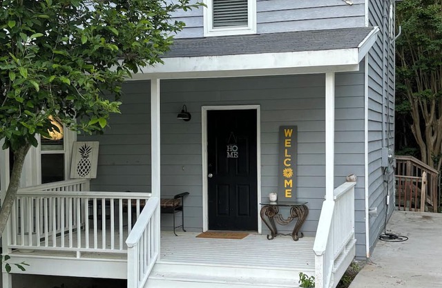 Acworth house walking distance to restaurant and bars