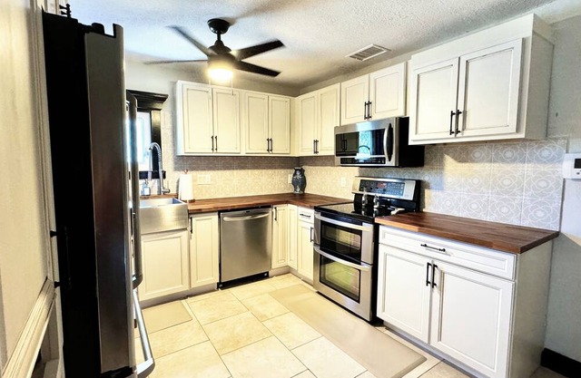 Halifax Breeze Cottage - EV Charger and Hot Tub in sunny Daytona Beach