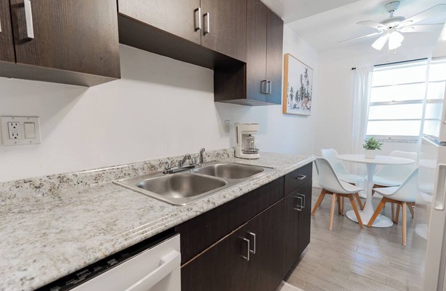 New Walkable Downtown Costal Apartment Free Wifi