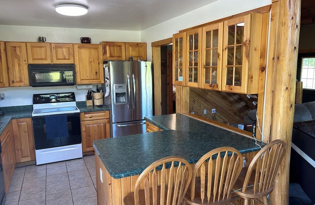 Cozy 2 bedroom plus sleeping loft cabin in delightful Gilman with AC, WiFi