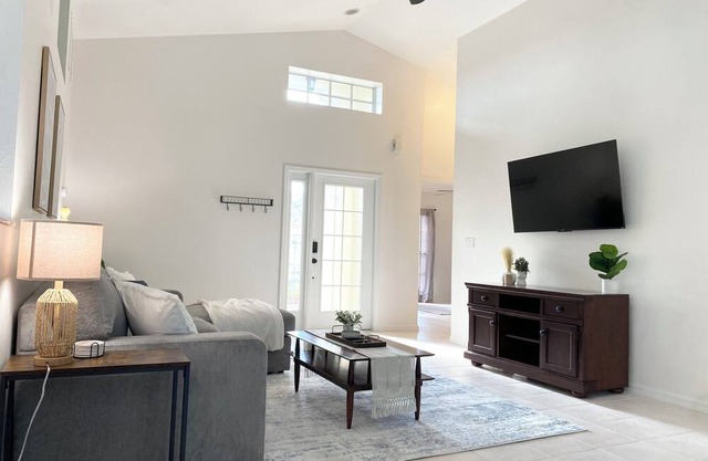Cozy 2-bedroom house in tranquil North Fort Myers with WiFi, AC