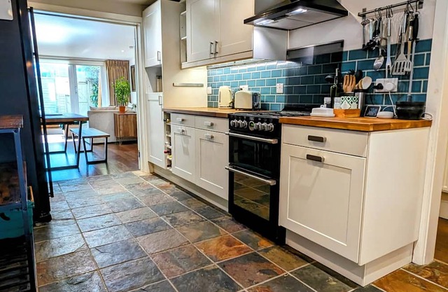 Modern Well Presented Apartment with Garden