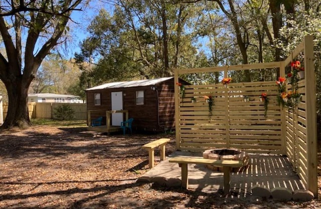 Cozy cabin with 1 bedroom and WiFi, AC in charming Jacksonville