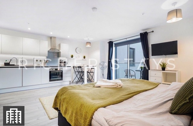 Modern High St Studio w/Balcony