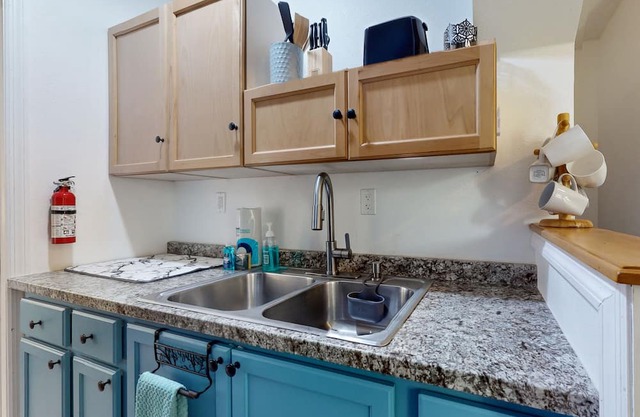 Charming Dog-Friendly Home Near The Beach