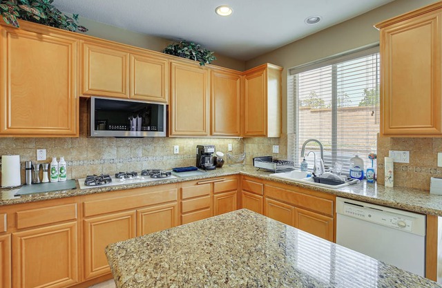 Spacious Orange County Home: 11 Mi to Disneyland!