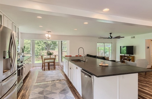 Spacious home in SE Austin, 10 mins from everything!