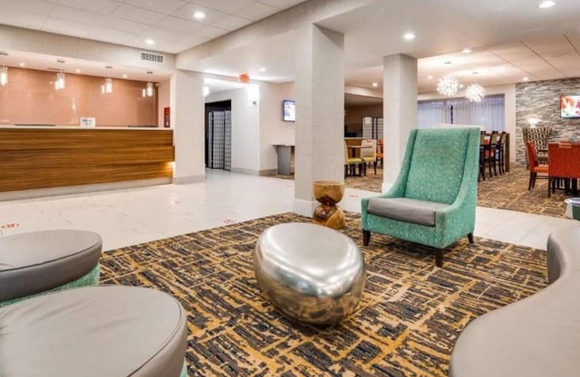 Your Go-To for Comfort: Rooms with Modern Amenities & Poolside Fun
