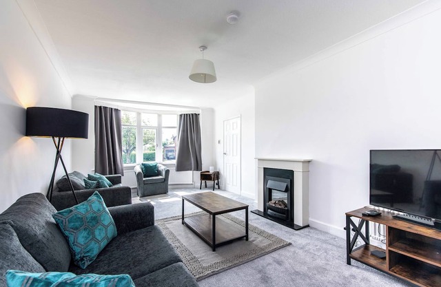 4BR House in Bramcote with Driveway for 2 Cars