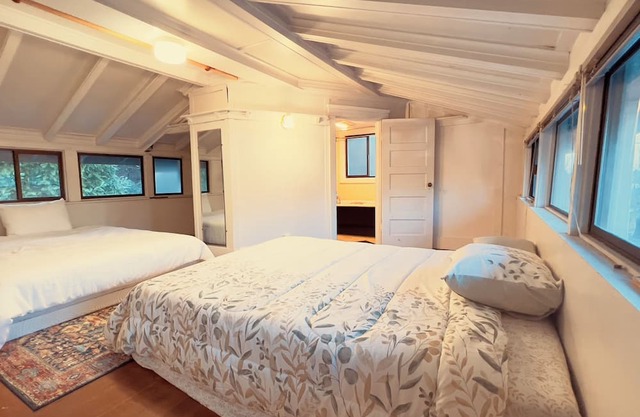 Lake Washington Cottage in middle of busy Columbia City 5 mins to Downtown