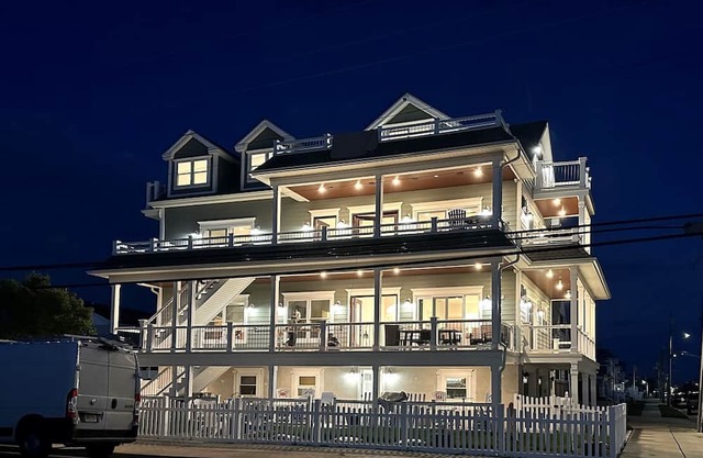 EXPANSIVE DECKS BREATHTAKING BAY VIEWS! GREAT LOCATION!