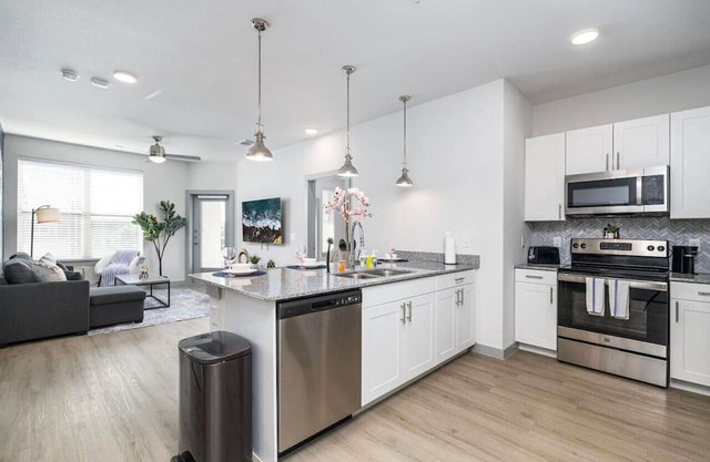 Sleek Lakeside 1BD: Pool, Fitness Room & Desk