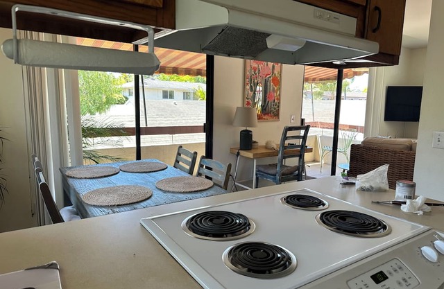 Stylish condo 5 minute walk to Funk Zone, Beach and Down Town Santa Barbara!