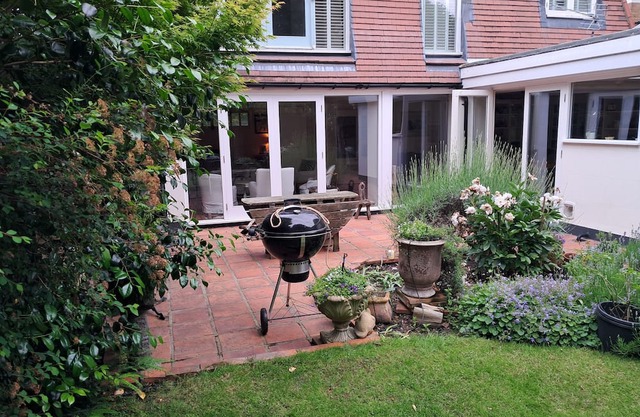 LARGE 2 BED LUXURY CHISWICK HOUSE LONDON. BEAUTIFUL GARDEN. GREAT PLACE TO STAY