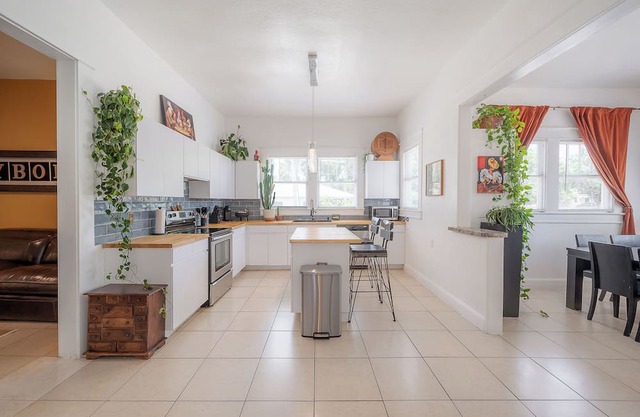 1913 Historic Ybor Bungalow Retreat of your dreams!